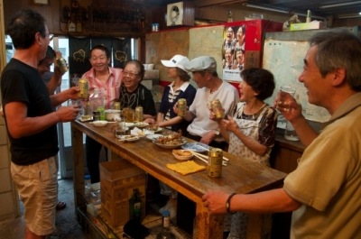 北海道では角打ちをもっきりと言う。山本英代さん（右から2人目）