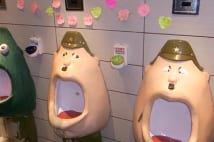 中国のトイレに並ぶ特注「日本兵風反日便器」に破格の制作費