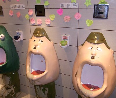 中国のレストランのトイレに並ぶ「反日便器」