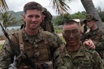 日米合同軍事演習を終え海兵隊員と陸自隊員が笑顔で肩を組む