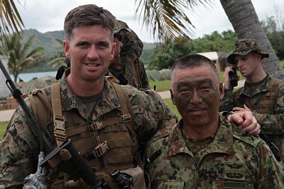 日米合同軍事演習を終えて笑顔の海兵隊員と自衛隊員
