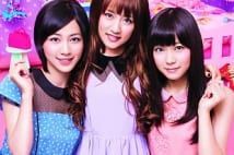 珠理奈＆たかみな＆みるきー　ベッドの前で3人が肩を組んだ