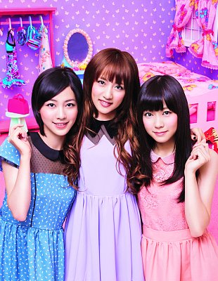 左から松井珠理奈（15）、高橋みなみ（21）、渡辺美優紀（19）