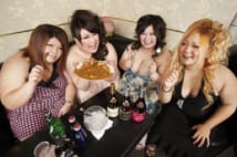 4人で350kgのキャバクラ嬢 「私たちマイナスイオン出てる」