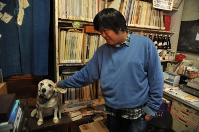 3代目として店を手伝う長男・幸一郎さんと看板犬のゴン