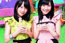 AKB48渡辺麻友と川栄李奈がキャンディーを手に微笑む写真