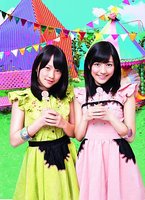 AKB48の渡辺麻友（18＝右）と川栄李奈（17）