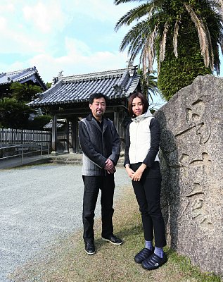 「大人の修学旅行」をする山下裕二氏（左）と朝吹真理子氏