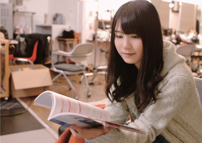 多忙の合間をぬって勉強する横山由依