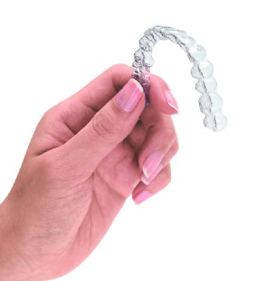 無色透明のマウスピースは簡単に着け外しができる。