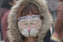 北京市民　深刻な大気汚染に前衛的デザインのマスクで対抗する