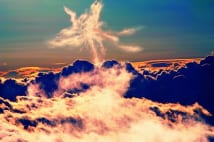 ハワイの雲間に不死鳥が舞い降りる　一瞬の奇跡を捉えた写真