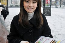 元グラドル候補「政治活動やめません」と成人式で会報紙配り