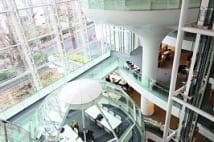 成蹊大学の図書館　吹き抜け空間にカプセル型閲覧室が浮かぶ