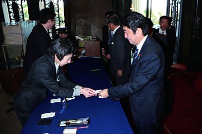 国会召集日に名刺を出す安倍晋三首相