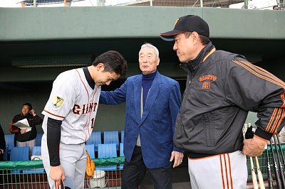 カネやん登場に緊張気味の菅野（左）