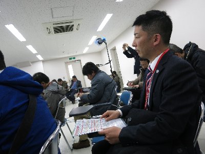 自作の資料を手に取材をする住田洋さん