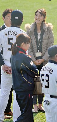 ソフトバンク松田を取材する徳島えりかアナ（日テレ）