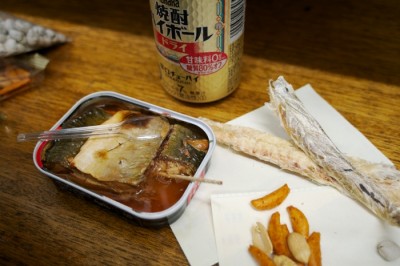 「お客さんには、乾き物と缶詰で飲んでもらっています」