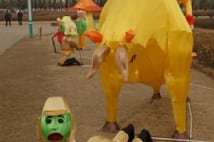 中国で「反日提灯」祭り 牛に日本兵が追い回される提灯など