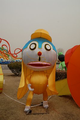 ドラえもんを日本兵に見立てたと思われる提灯