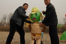 中国の祭り 捕らえられた日本兵の提灯を笑顔で小突く地元民