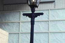 銀座で見つけた古いもの　明治7年設置ガス灯や京橋の親柱等
