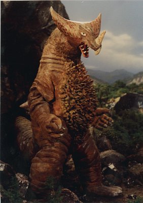 ゴモラが破壊した日本の城は？(C)円谷プロ