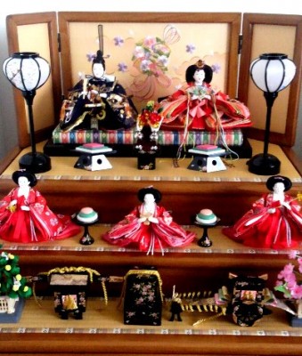 洋間にも合うパステル調の3段飾り雛人形
