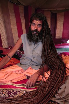 インドで2m近く髪を伸ばし続けている修行者
