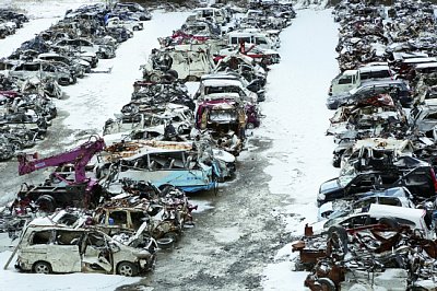 整然と並べられた廃車（宮城県南三陸町）