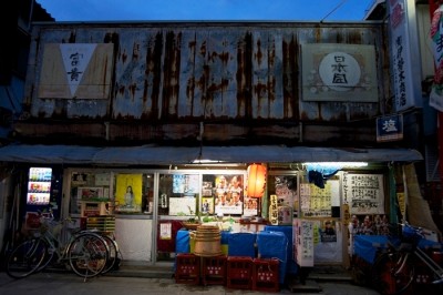 映画のセットのような『伊勢末酒店』の全景。右側が赤ちょうちん入口だ