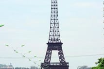 中国に本物の3分の1サイズのエッフェル塔 通りには牛が闊歩