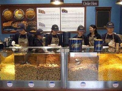 原宿1号店は1時間待ちも(ギャレット ポップコーン)