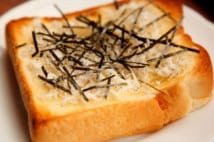 鎌倉のカフェメニューとしても知られる「しらすトースト」