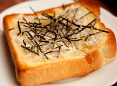 鎌倉のカフェメニューとしても知られる「しらすトースト」