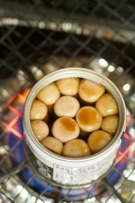 「ウィンナーソーセージ缶」は火で脂を落とし、醤油をたらす心配りで味付け