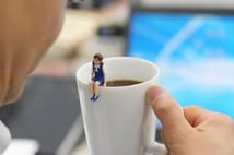 癒されると評判「コップのフチ子」ちゃん　品薄でプレミアに