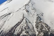 世界遺産目前の富士山だが登山道やブルドーザー道の傷跡多し