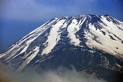 静岡県側からの富士山。手前に広がる宝永火口の先にひっかき傷のような登山道が見える