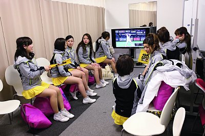 控え室のテレビで試合観戦する「ハニーズ」のメンバー