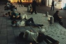 眠らない街・歌舞伎町で眠る若者