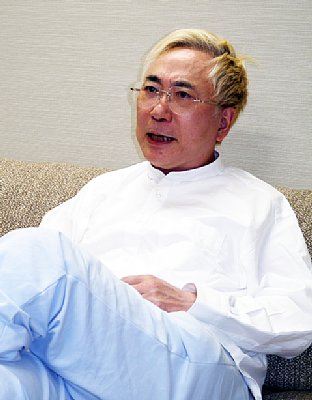 「”淡泊な男”はモテる」と持論を展開する高須院長