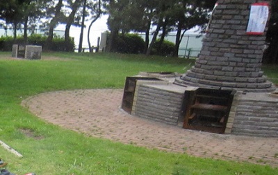 芝の向こうに東京湾が見える若洲公園キャンプ場