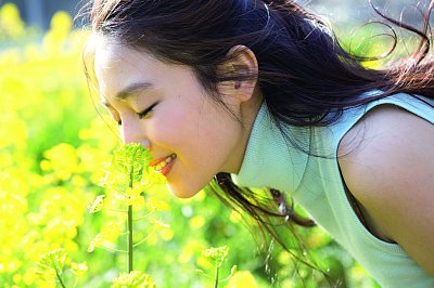 菜の花畑に立つYURI
