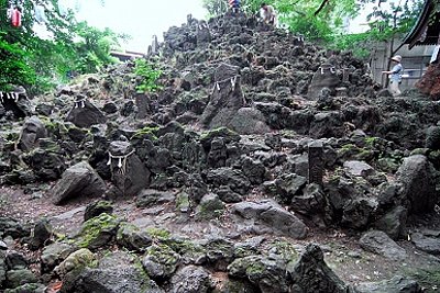 台東区・小野照崎神社の境内にある「下谷坂本富士」