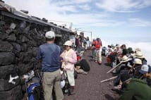 富士山・弾丸登山でリスク高まる高山病　予防には口笛が有効
