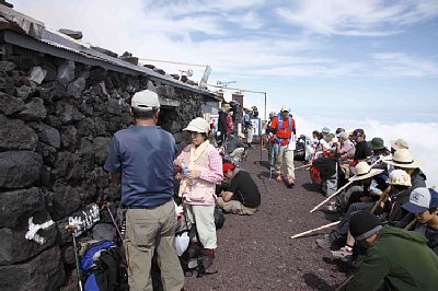 夏山シーズン到来で富士登山人気は過熱する一方