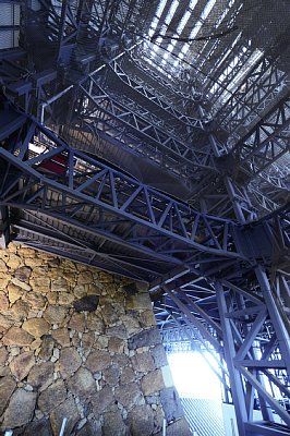 石垣ギリギリまで迫る素屋根の部材