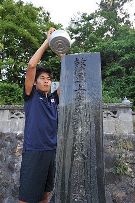 亡き父の故郷で先祖の墓参りする川内優輝